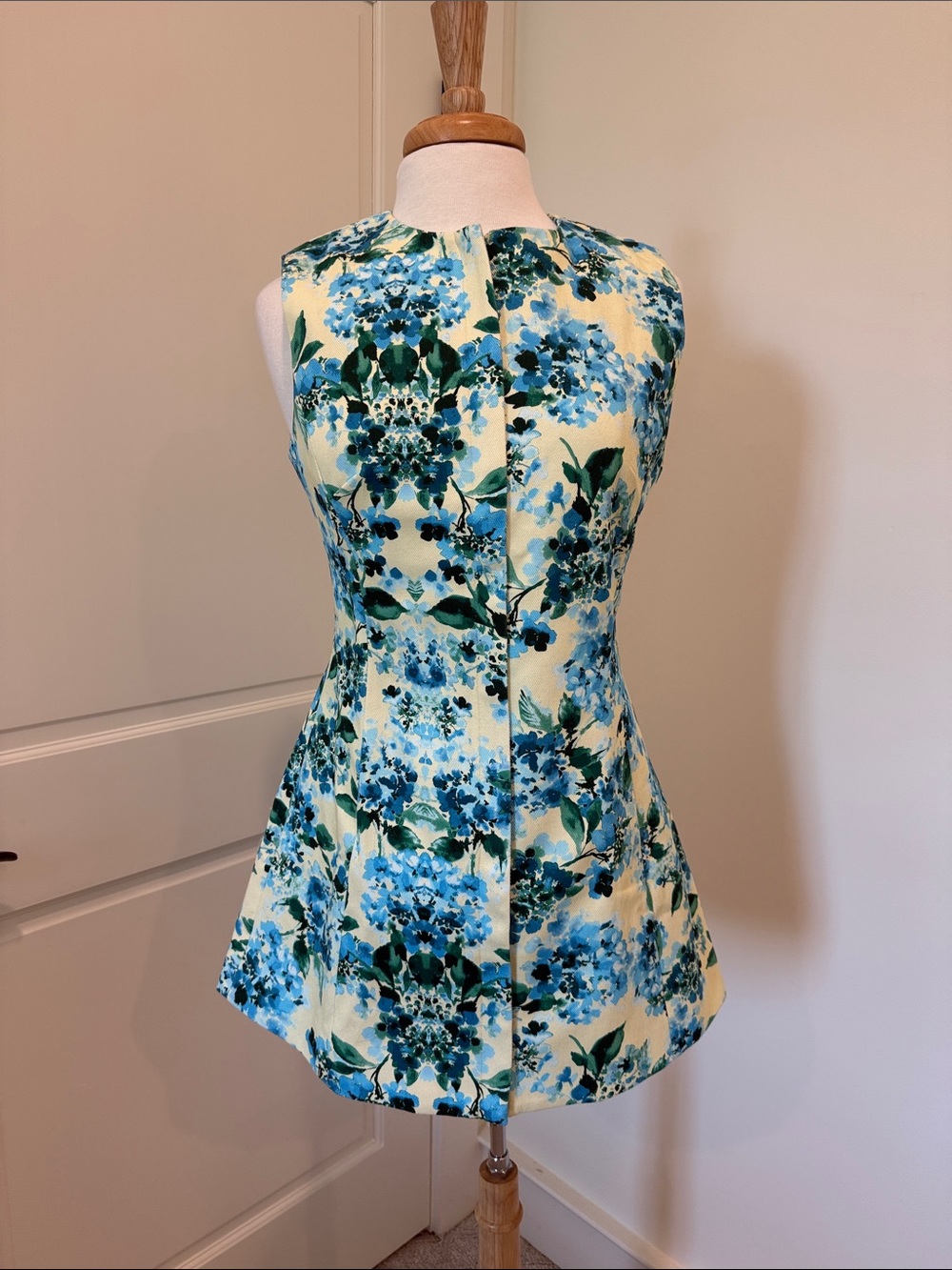 Tuckernuck Blue and Cream Floral Fit-and-Flare shirt